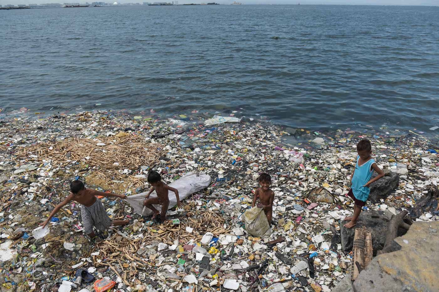 Duterte threatens closure of establishments polluting Manila Bay