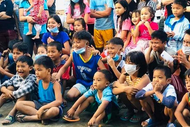 BRINGING HOPE. Amazing Arnold performs for evacuees in Alfonso, Cavite, on January 16, 2020. Photo courtesy of Arnold Allanigue/Facebook  