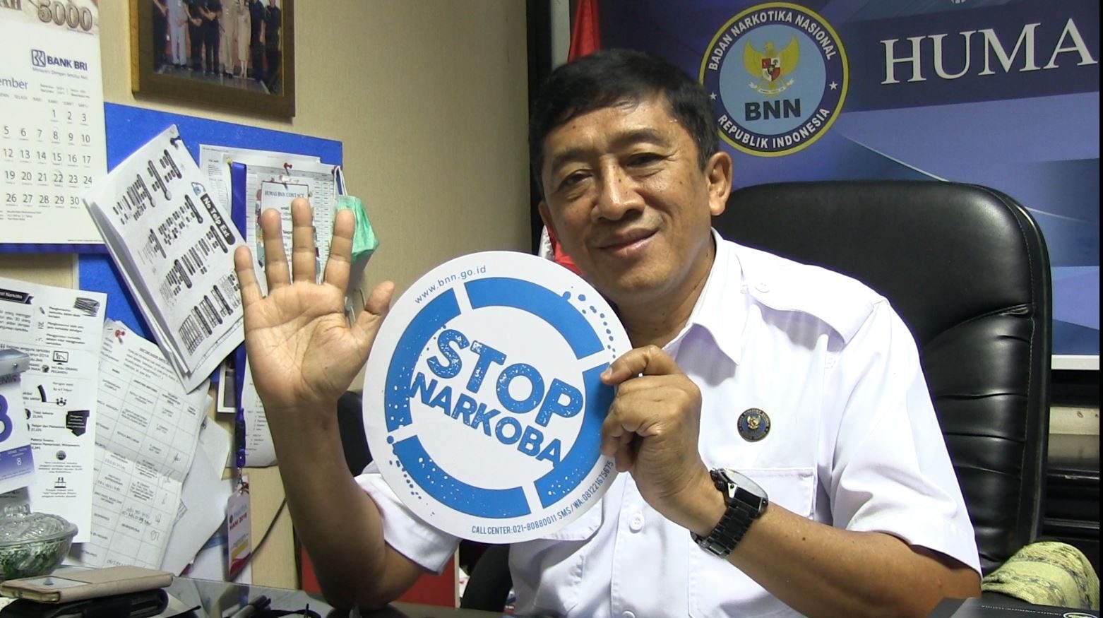 Kabid Humas BNN, Slamet Pribadi, menunjukkan stiker bertuliskan "STOP DRUGS" di kantornya di Jakarta Timur. Foto oleh Diego Batara/Rappler   