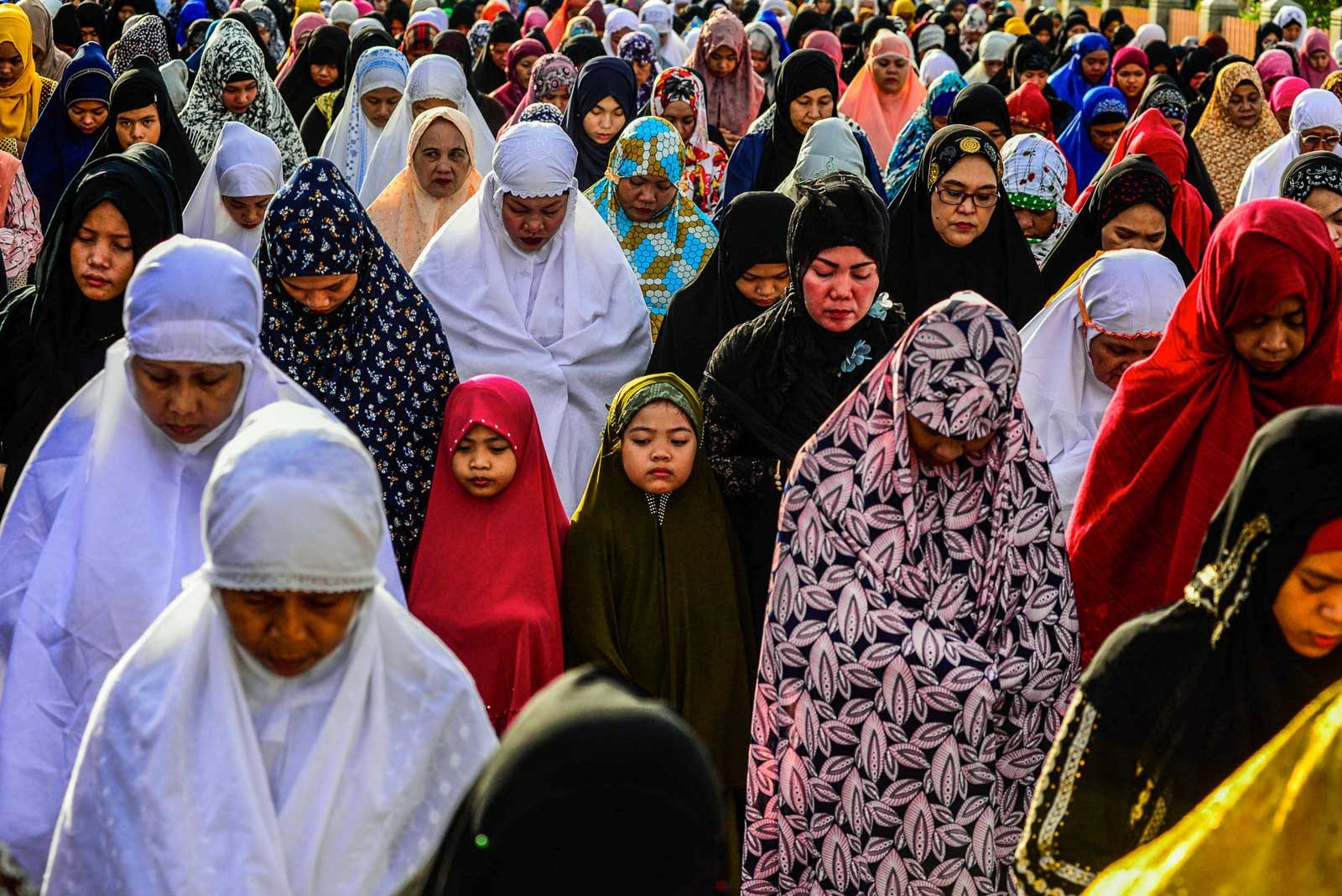 ALL WOMEN. Mothers and daughters in their fineries pray at the Blue Mosque in Taguig City. Photo by Maria Tan/Rappler  