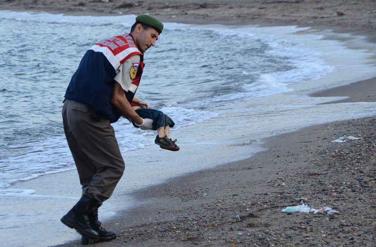 Dead child’s photo shows Europe refugees’ plight