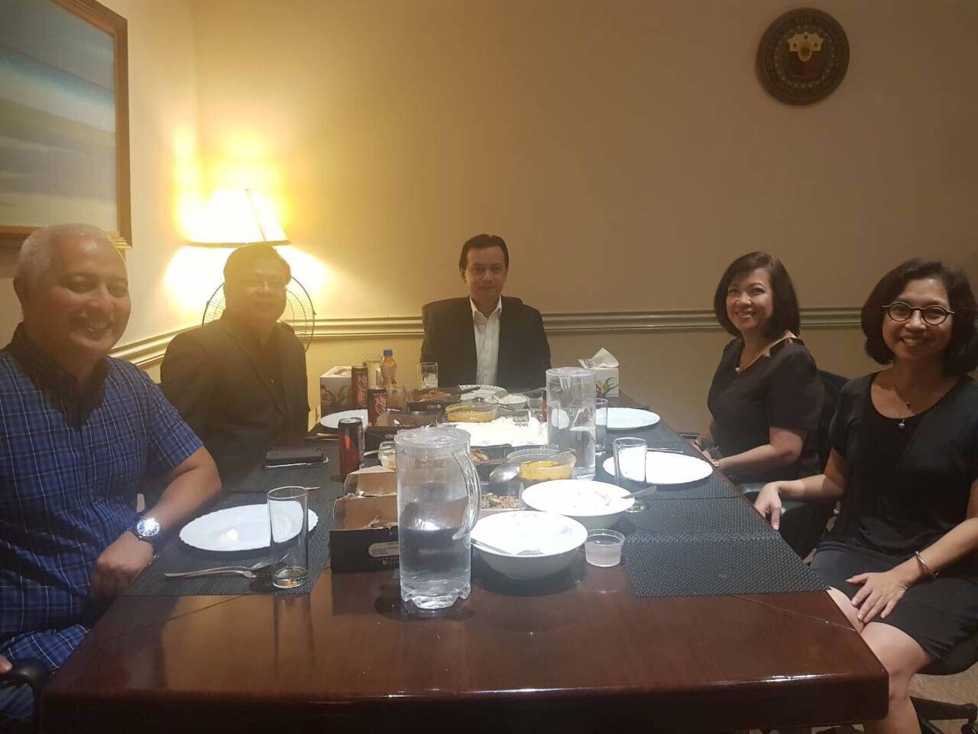 LUNCH. Senator Antonio Trillanes IV and ousted chief justice Maria Lourdes Sereno have lunch with Trillanes counsel Rey Robles (2nd, left), Eugene Gonzales of Magdalo, and Sereno's staff. Photo courtesy of the Office of Senator Antonio Trillanes  