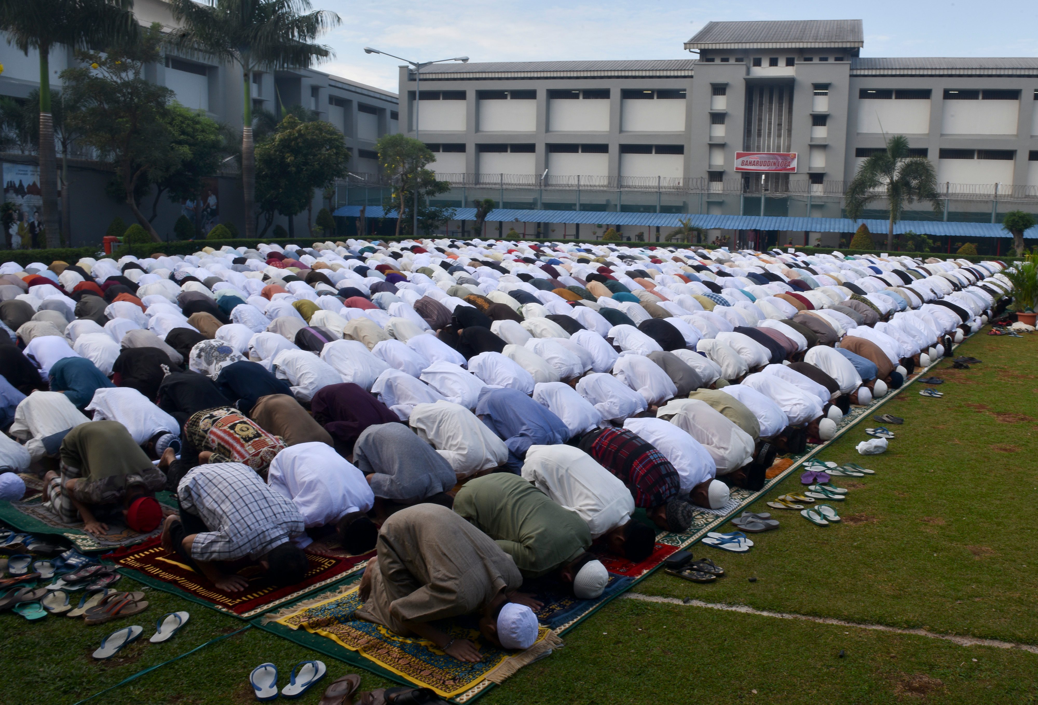 LAPAS. Warga binaan mengikuti salat Idul Fitri di Lapangan Rutan Cipinang, Jakarta, Minggu, 25 Juni. Foto oleh Wahyu Putro A/ANTARA 