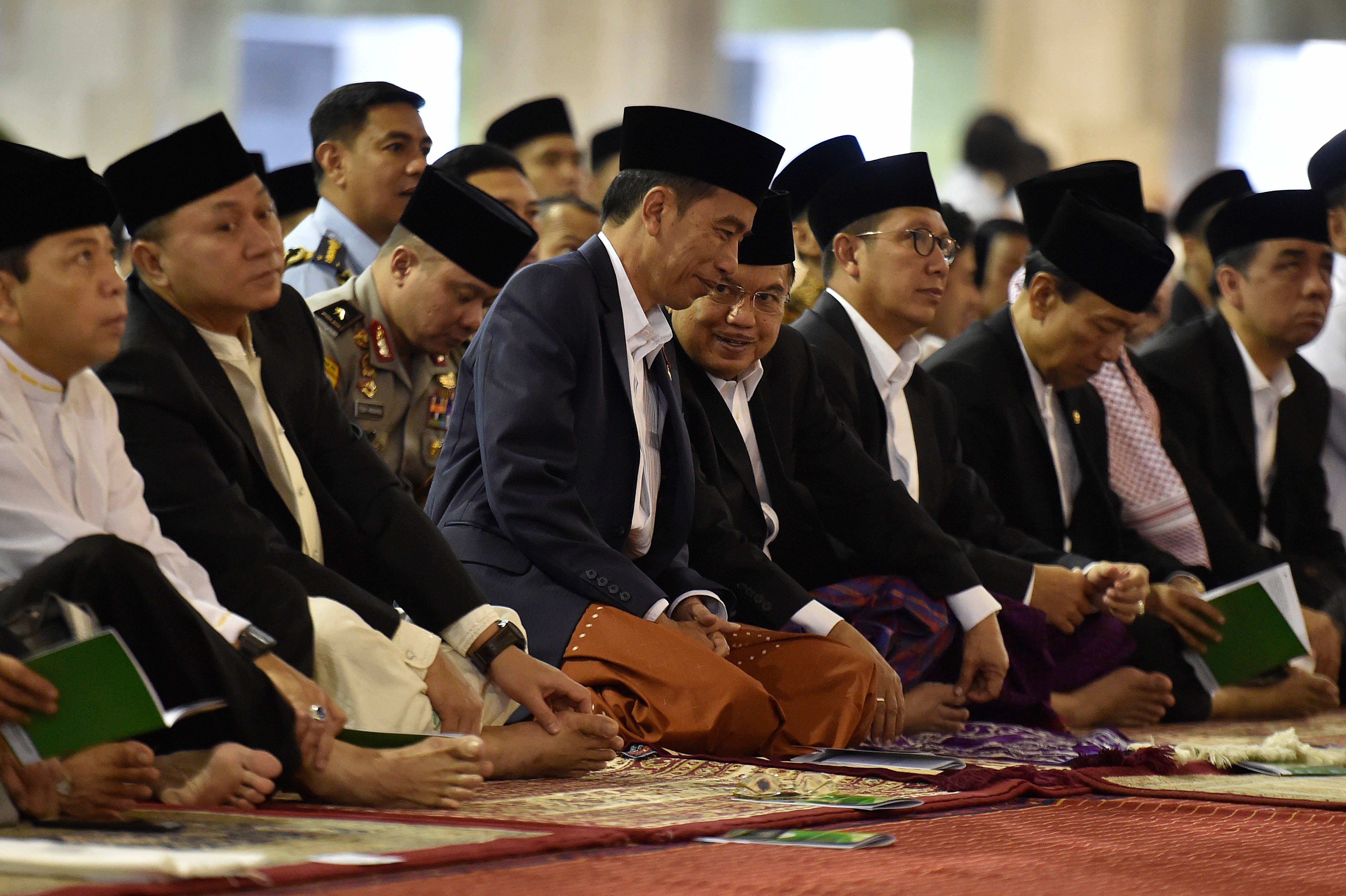 JOKOWI SALAT IED. Presiden Joko Widodo (ketiga kiri) berbincang dengan Wakil Presiden Jusuf Kalla usai melaksanakan Salat Idul Fitri 1438 Hijriah di Masjid Istiqlal, Jakarta, Minggu, 25 Juni. Foto oleh Puspa Perwitasari/ANTARA 