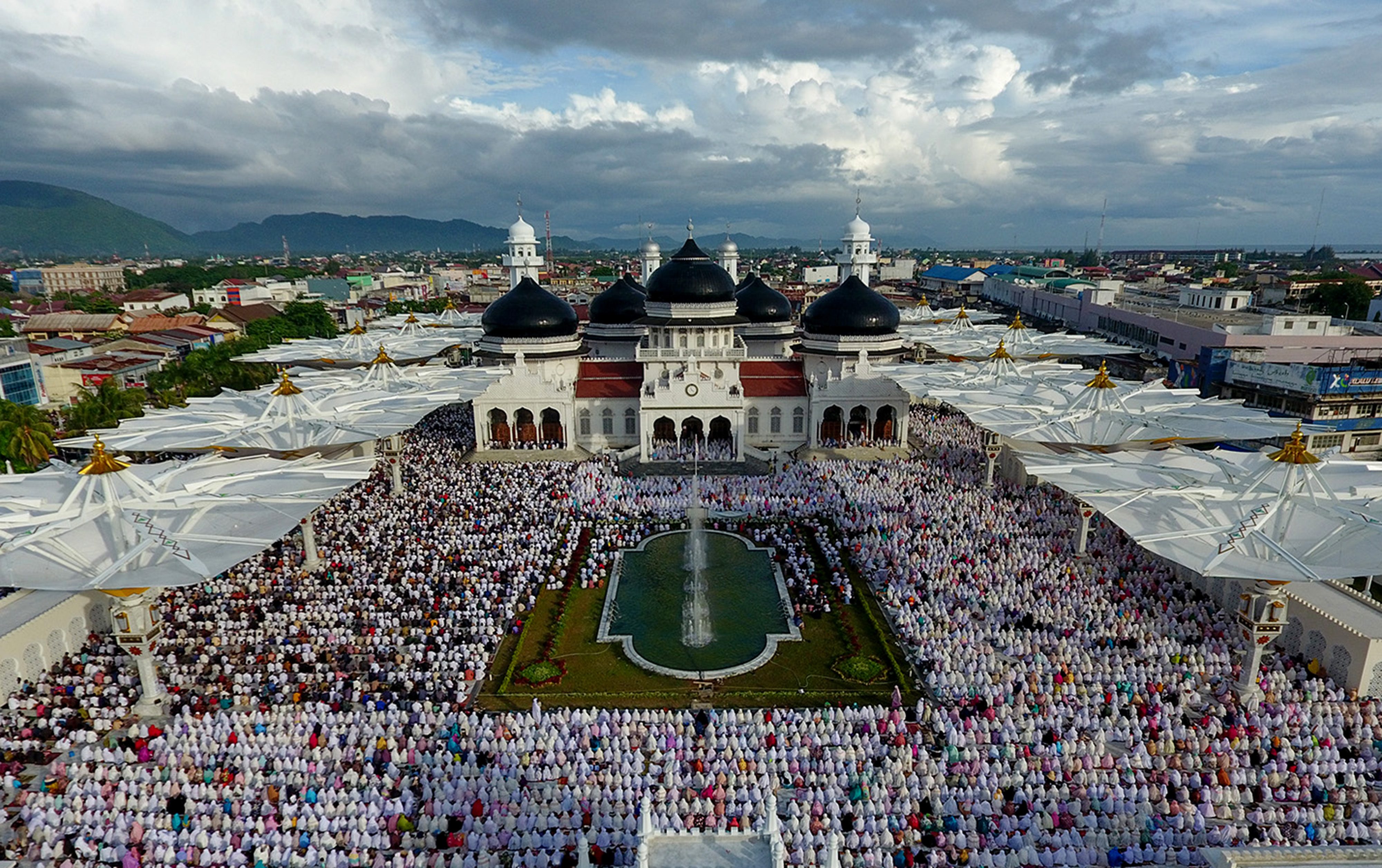 SALAT DI ACEH. Umat muslim melaksanakan ibadah salat sunat Id Idul Fitri di Masjid Raya Baiturrahman, Banda Aceh, Aceh, Minggu, 25 Juni. Foto oleh Irwansyah Putra/ANTARA 