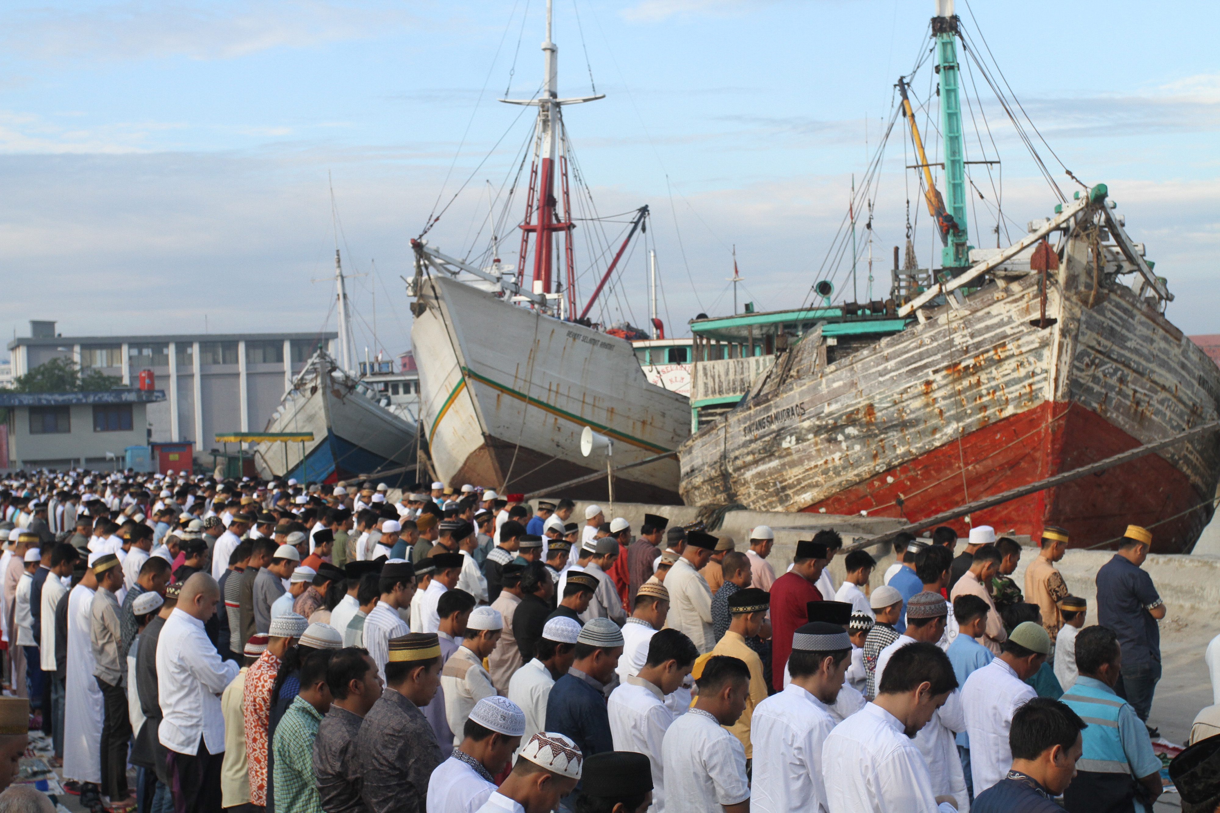 SUNDA KELAPA. Umat muslim di sekitar pelabuhan Sunda kelapa melaksanakan salat Idul Fitri 1438 H, di pelataran pelabuhan Sunda Kelapa, Jakarta, Minggu, 25 Juni. Foto oleh Reno Esnir/ANTARA 