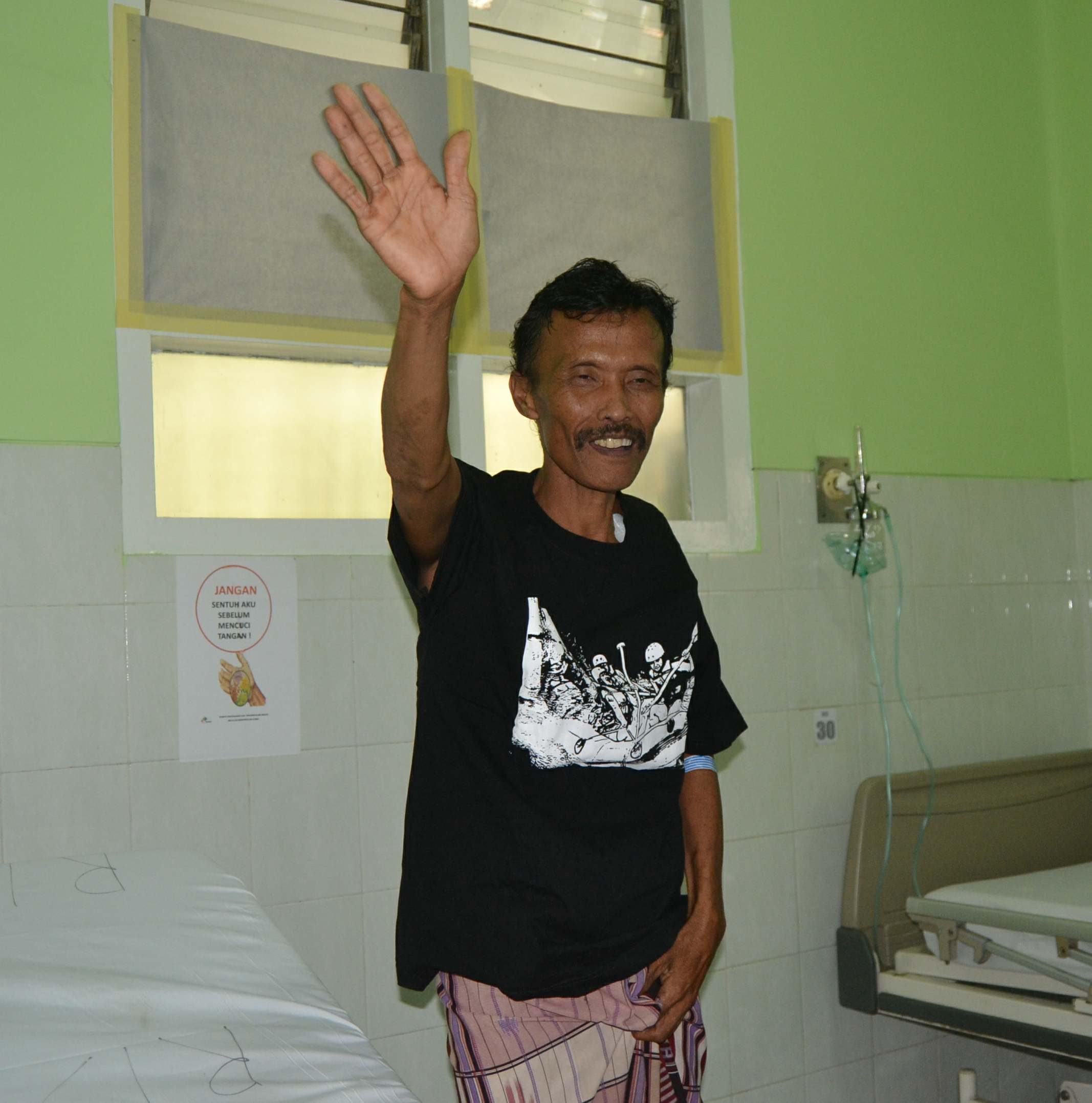 TETAP SEMANGAT. Tosan menyapa wartawan di ruang rawat inap di rumah sakit di Malang, 12 Oktober 2015. Foto oleh Dyah Ayu Pitaloka/Rappler  