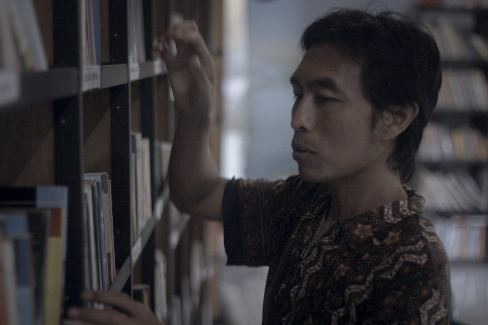 BOOKS. Eko himself cares for the hundreds of books in his library. Photo by Mick Basa/Rappler Indonesia 