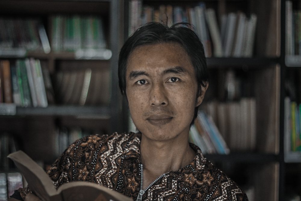 THE PEOPLE'S LIBRARIAN. Eko Cahyono has devoted his life to giving his community access to books. Photo by Mick Basa 