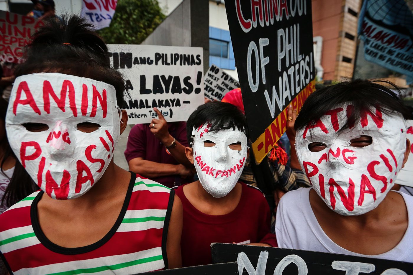 FOR THE PHILIPPINES. Men in masks make their own statement during a protest at the Chinese Consulate in light of Xi Jinping's PH state visit on November 20, 2018. Photo by Jire Carreon/Rappler 