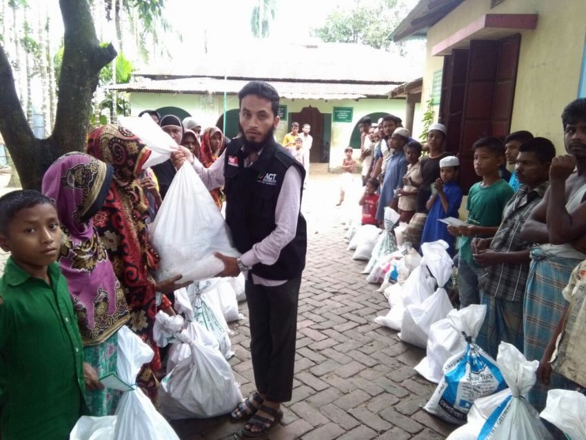 Anggota ACT menyalurkan donasi dan bantuan makanan kepada etnis Rohingya di Bangladesh. Foto dari Kitabisa.com 
