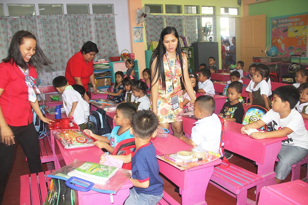 Teachers give free supplies to students in Legazpi public school