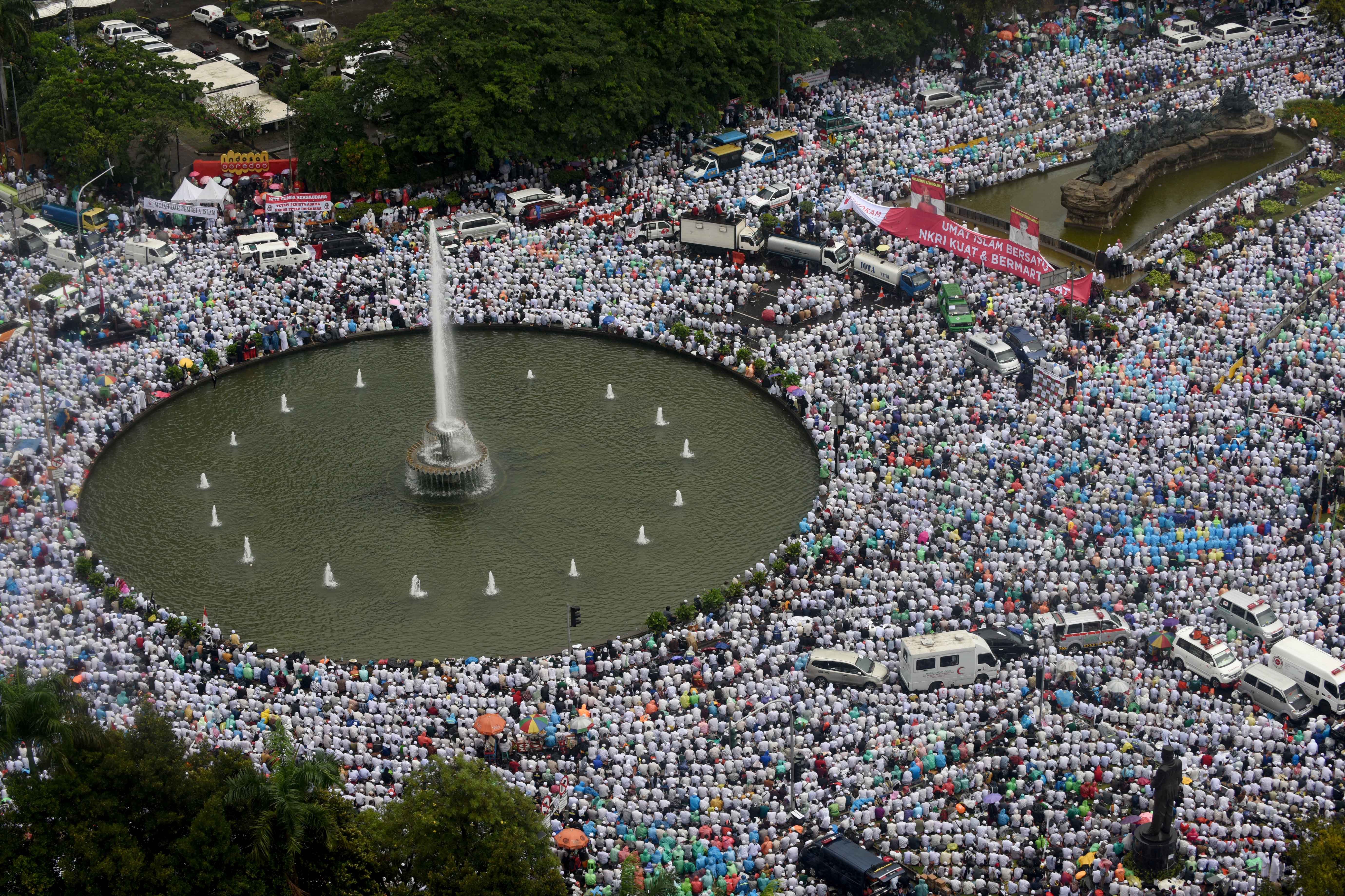 DOA BERSAMA. Ribuan umat Islam peserta doa bersama melaksanakan ibadah shalat Jumat, kendati lokasi itu diguyur hujan, di sekitar Bunderan Patung Kuda, Jakarta, Jumat, 2 Desember. Foto oleh Hermanus Prihatna/ANTARA 