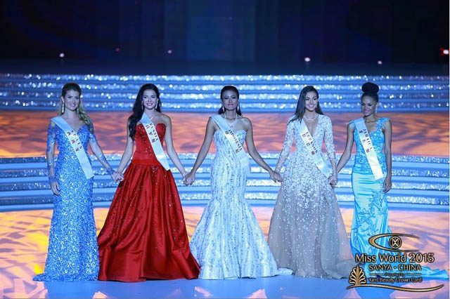 TOP5. The Top 5 candidates hold hands before the announcement of winners. Photo from missworld.com 