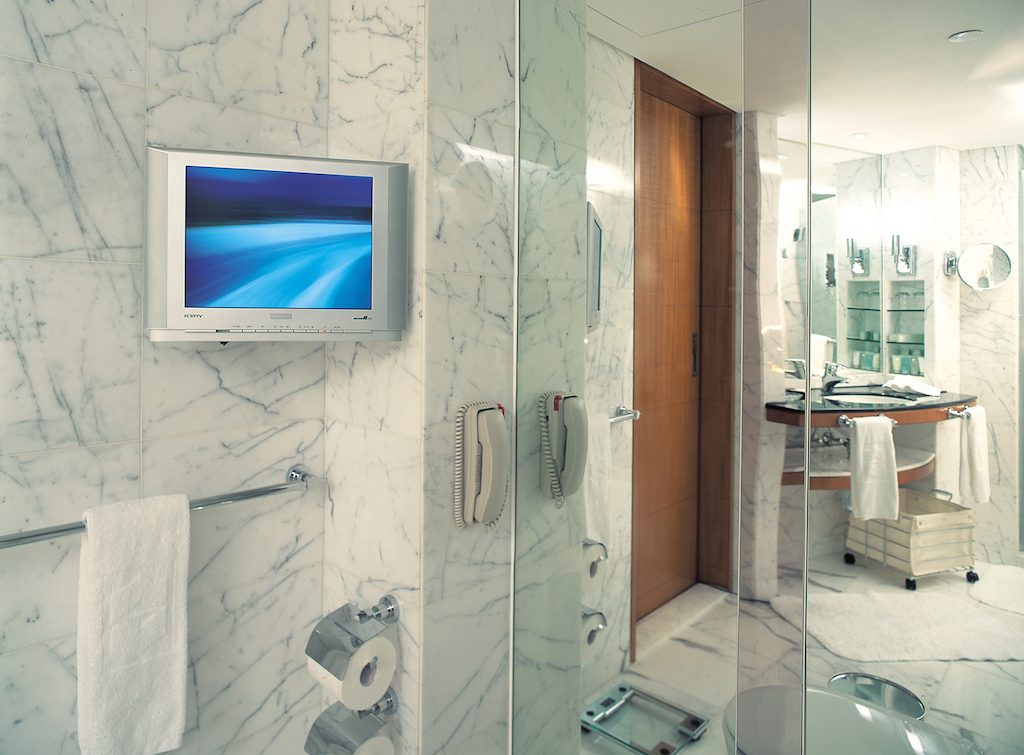 BATHROOM BLISS. The spacious bathrooms will make you feel like you’re at a spa. Photo courtesy of Kowloon Shangri-la 