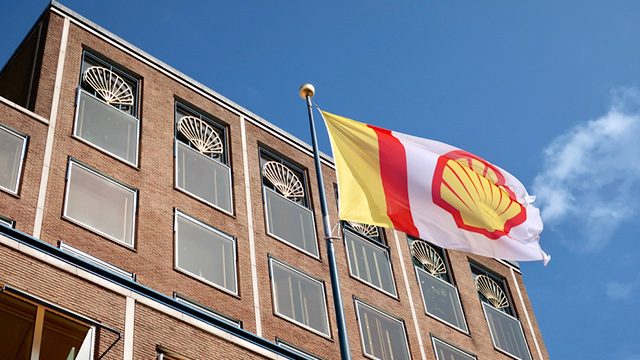 Royal Dutch Shell memotong dividen untuk pertama kalinya sejak Perang Dunia II karena krisis minyak