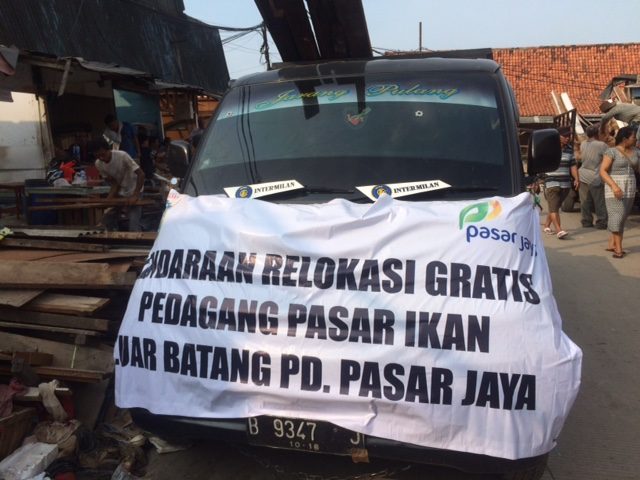 GRATIS. Pemerintah Provinsi DKI Jakarta juga menyediakan kendaraan gratis untuk menganggkut barang pedagang Pasar Ikan. Foto oleh Febriana Firdaus/Rappler 