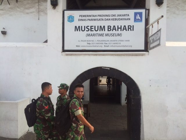 MARKAS. Tentara Nasional Indonesia yang dilengkapi persenjataan menjadikan Museum Bahari sebagai markasnya untuk sementara. Mereka ikut mengamankan penggusuran. Foto oleh Febriana Firdaus/Rappler 