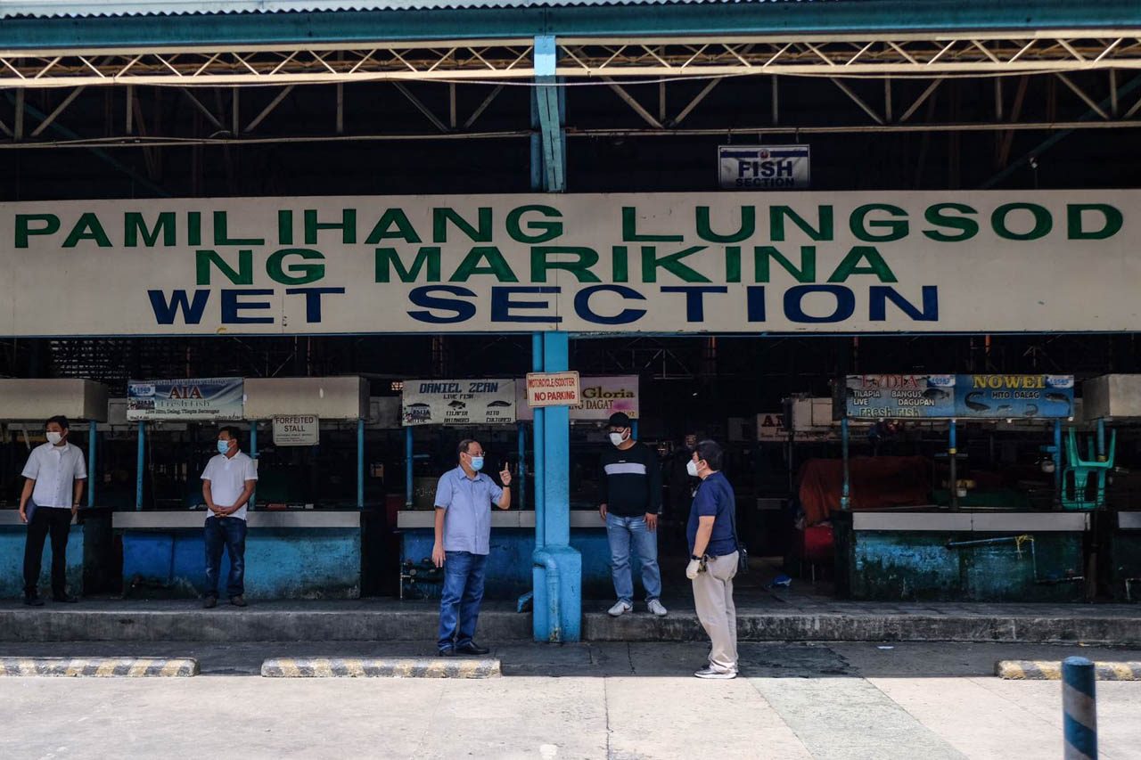 ON THE GROUND. Teodoro (3rd from R) joins city government officials as they inspected the Marikina Public Market on June 11, 2020. Photo courtesy of the Marikina City Government 