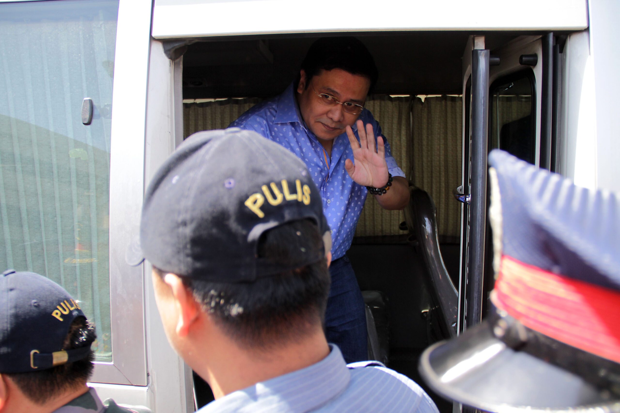 Jinggoy complains of pain in left knee, wants hospital visit anew