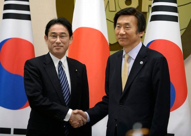 BILATERAL MEETING. Japanese Foreign Minister Fumio Kishida (L) shakes hands with South Korean counterpart Yun Byung-Se (R) prior to their meeting at the Ministry of Foreign Affairs in Seoul, South Korea, March 21, 2015. Song Kyung-Seok/Pool/EPA 