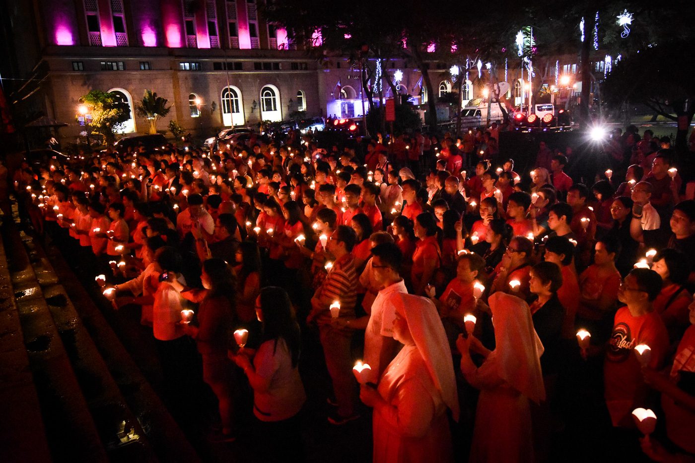 RED WEDNESDAY. Catholics pray in front of the Manila Cathedral on Red Wednesday, a day to remember persecuted Christians around the world, an initiative of the Catholic charity organization Aid to the Church in Need. Photo by LeAnne Jazul/Rappler 