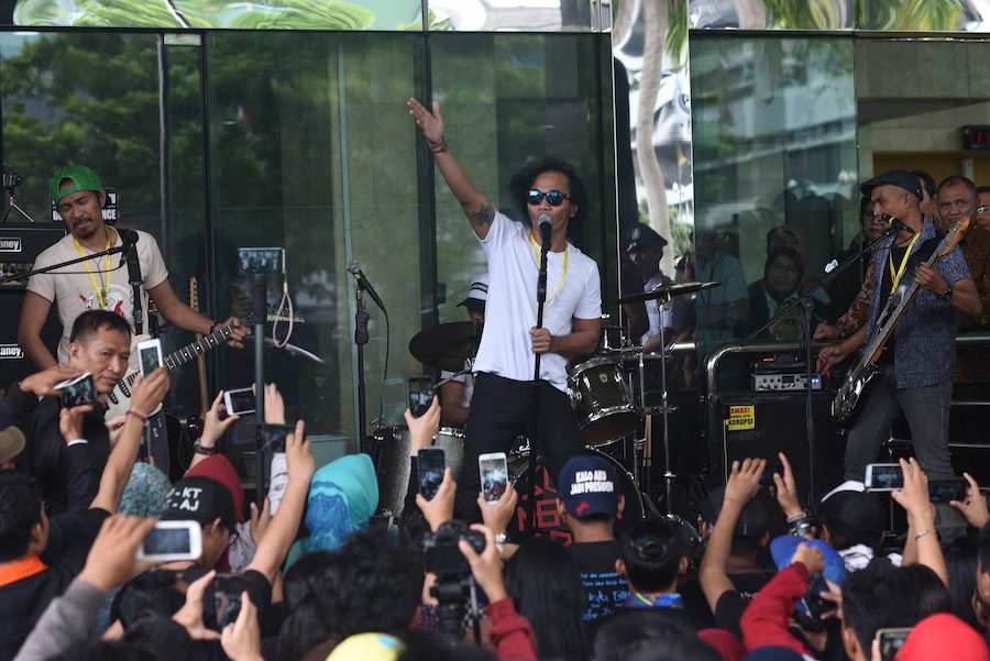 Grup band Slank beraksi saat konser di halaman Gedung KPK, Jakarta, Senin, 22 Februari. Foto oleh Hafidz Mubarak A./Antara 