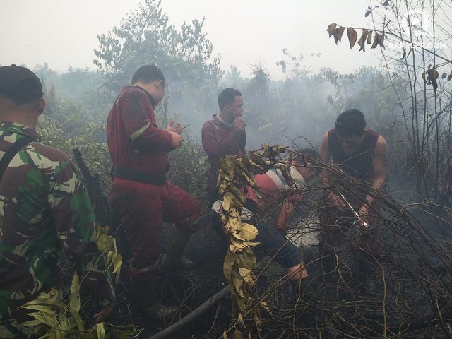 FIGHTING FIRE. College students fight fires themselves. Photo by Febriana Firdaus/Rappler  