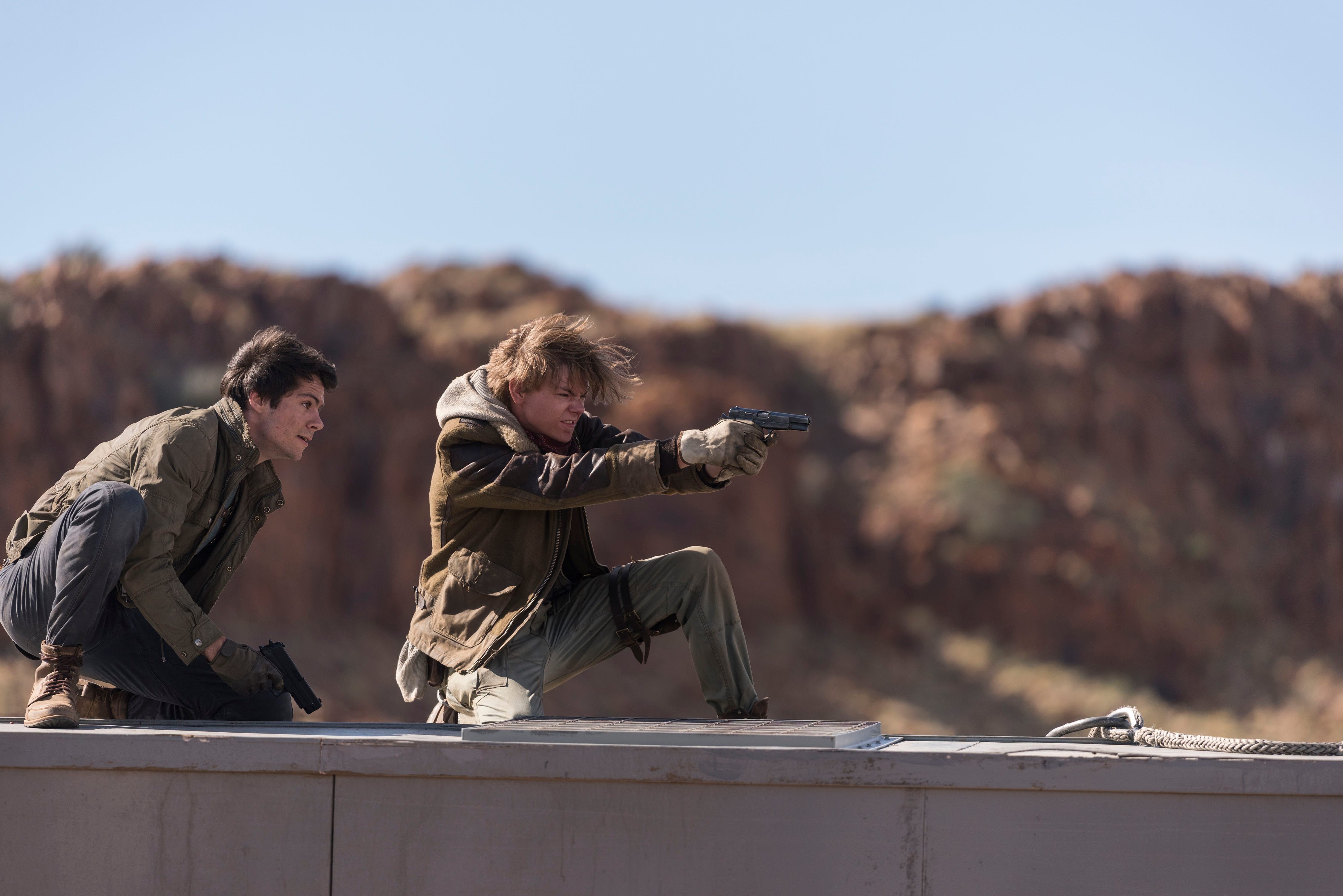 Dylan O'Brien dan Thomas Brodie-Sangster in siap menembak dari jarak jauh. Foto dari 20th Century Fox 