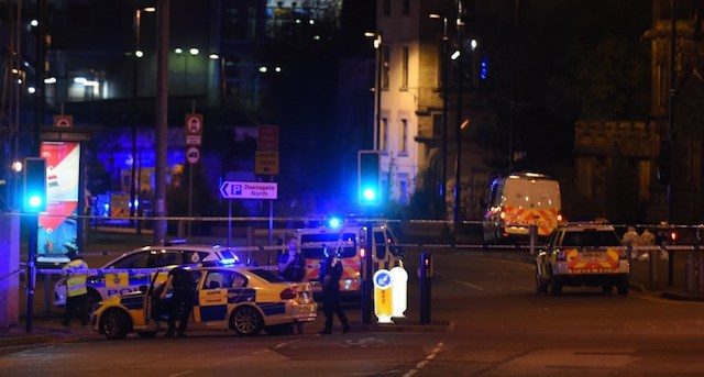 LEDAKAN. Polisi dikerahkan di lokasi yang dilaporkan telah terjadi ledakan usai konser Ariana Grande di Manchester, Inggris pada Senin, 22 Mei (waktu setempat). Sejauh ini 19 orang dikonfirmasi tewas dalam ledakan. Foto oleh Paul Ellis/AFP 