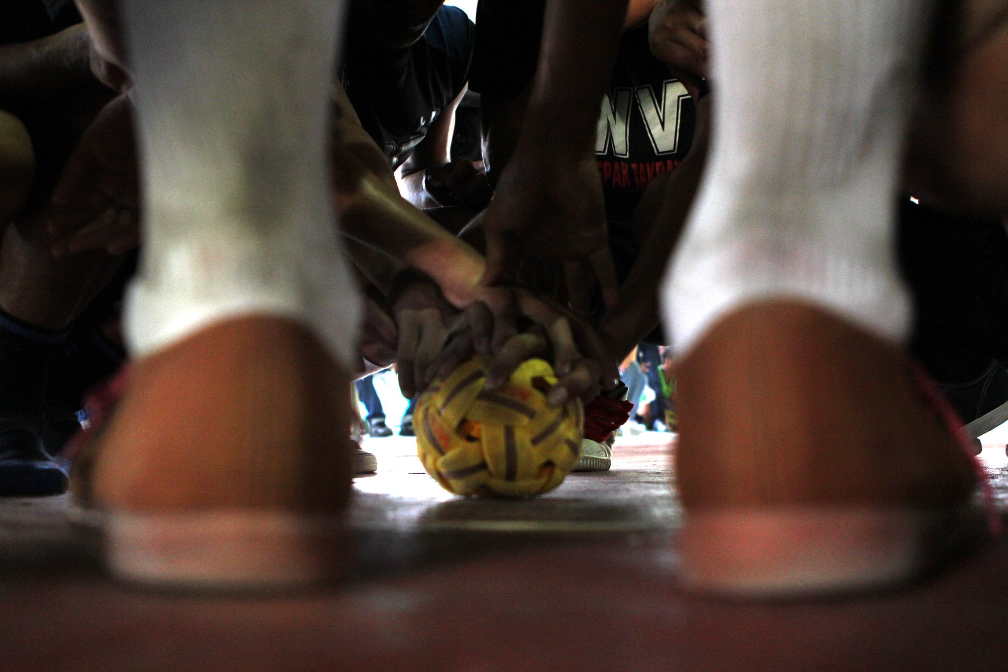 TEAM. Western Visayas' sepak takraw team huddles during a game. Photo by Roy Secretario/ Rappler 
