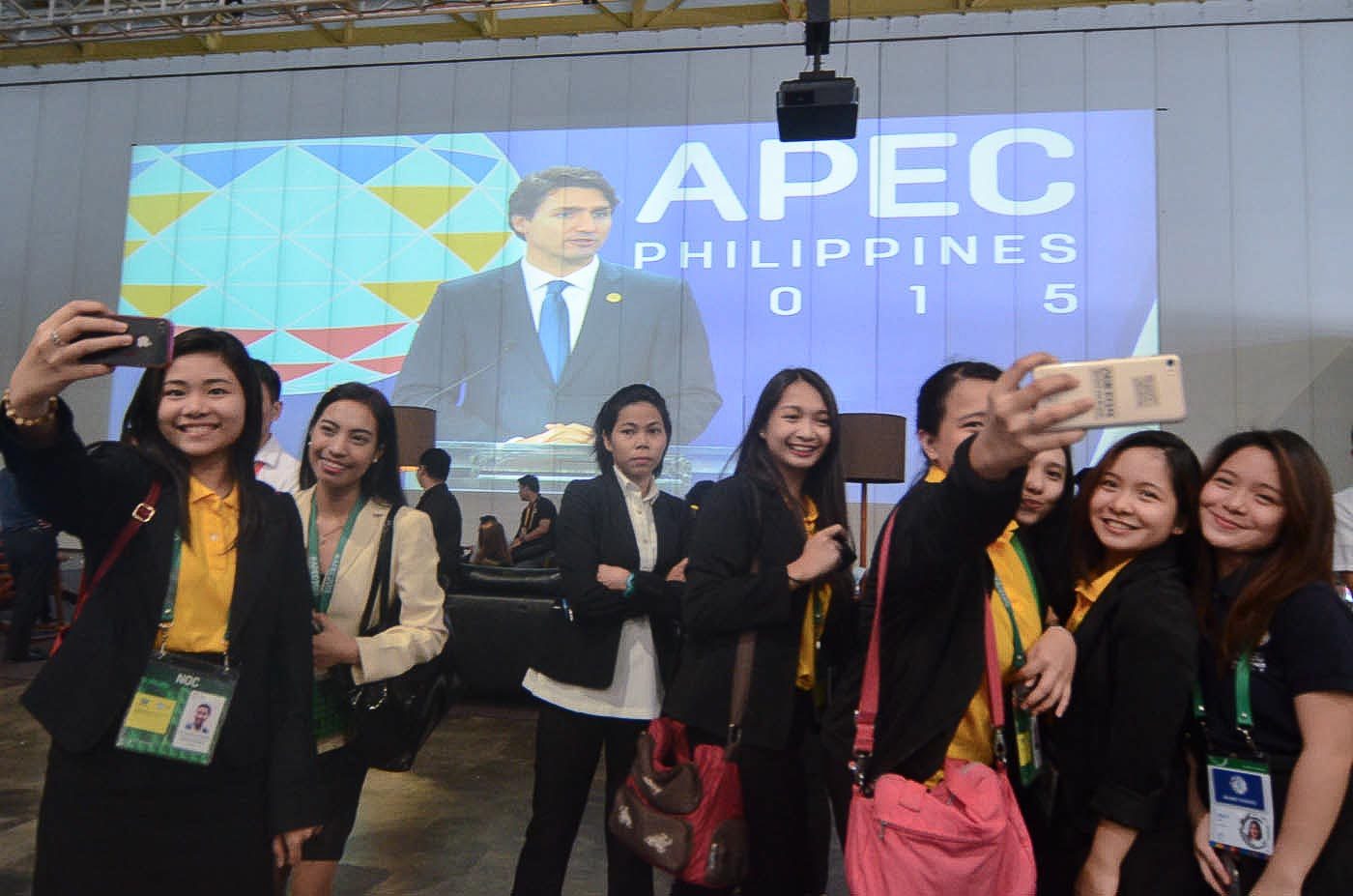 SAFETY SHOT. In case they miss the 'APEC hottie,' volunteer students take a selfie ahead of Trudeau's exit.  