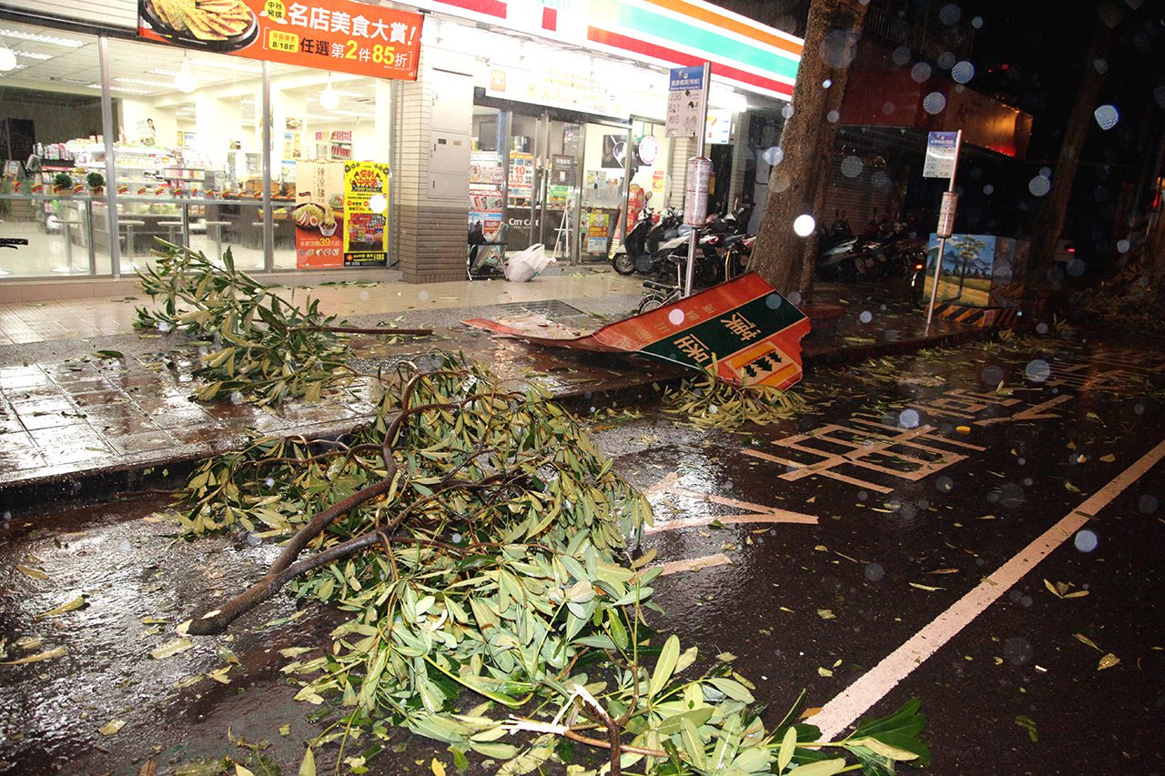 4 dead as Typhoon Soudelor batters Taiwan
