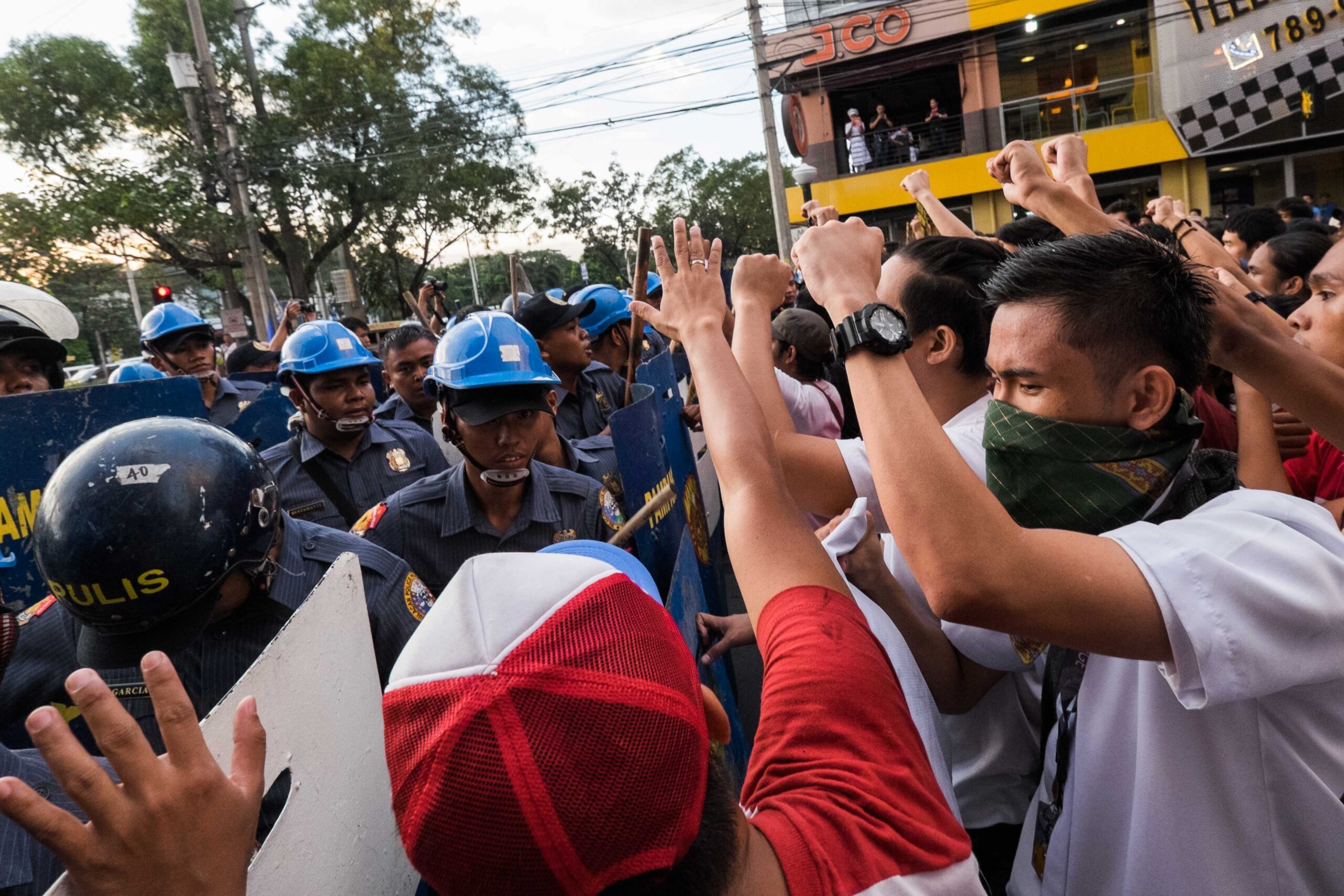 Philippines deploys over 10,000 cops for APEC rallies