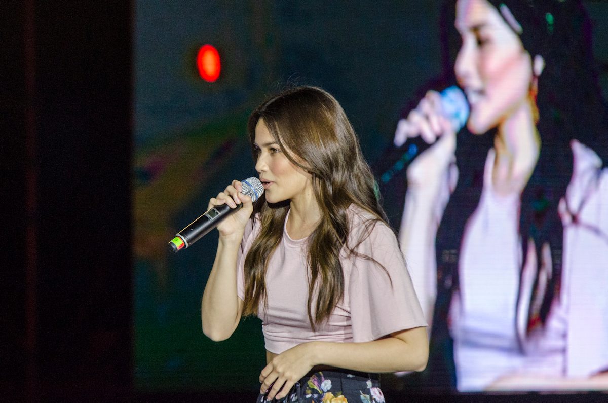 ELISSE JOSON. Elisse performs for Isabeleños at the Ilagan Sports Complex. 