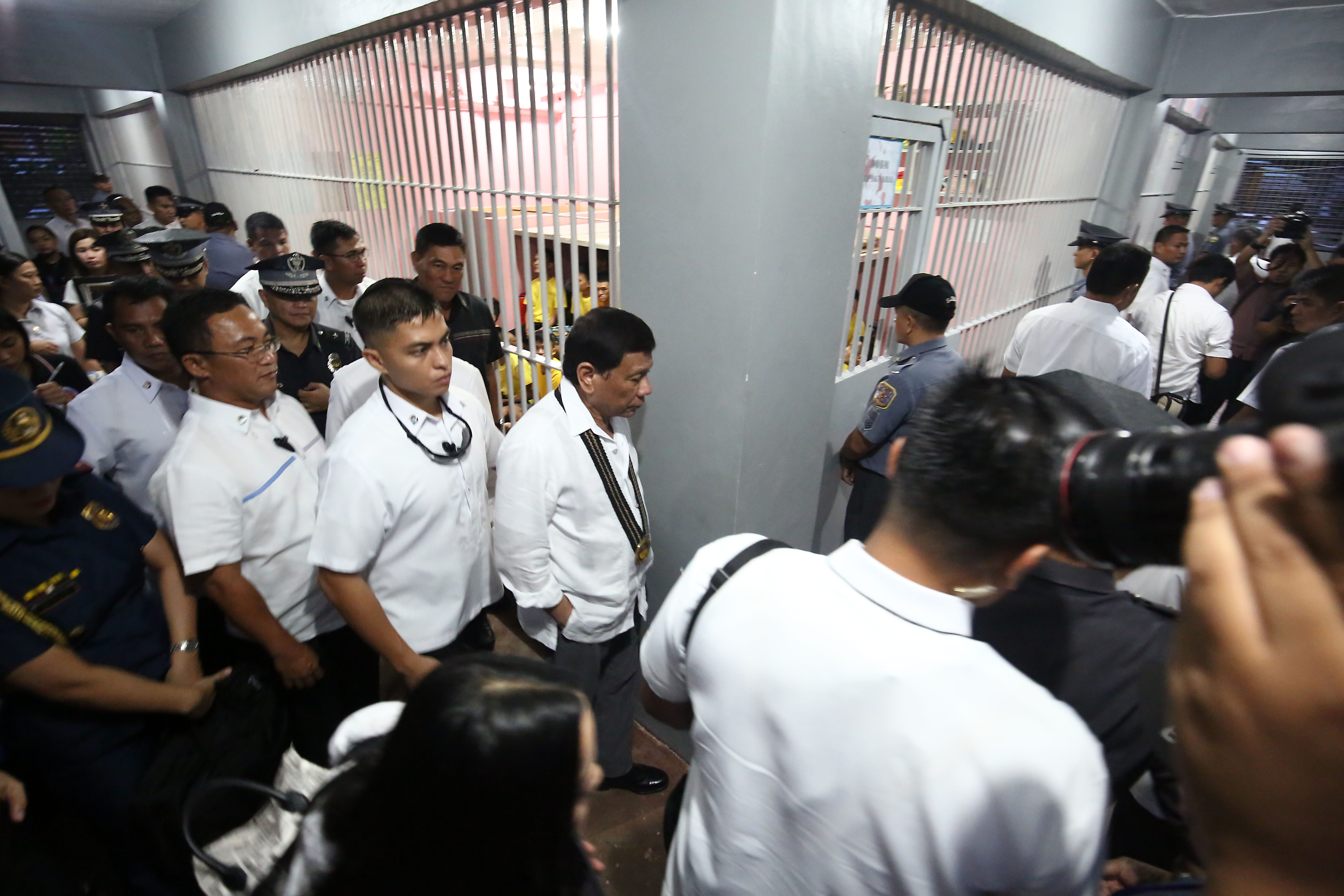 INSPECTING JAILS. President Rodrigo Duterte is given a tour inside the detention facility of the BJMP at the Camp Bagong Diwa in Taguig City on October 18, 2017. Photo by Ben Nabong/Rappler 