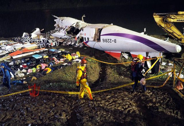 Taiwan pilot hailed a hero as wreckage scoured; toll now at 31