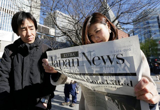 BAD NEWS. A woman (R) reads a newspaper reporting about a video released online purportedly showing Japanese hostage killed by Islamic State militants, next to a deliveryman (L), in Tokyo, Japan, 01 February 2015. Kimimasa Mayama/EPA 