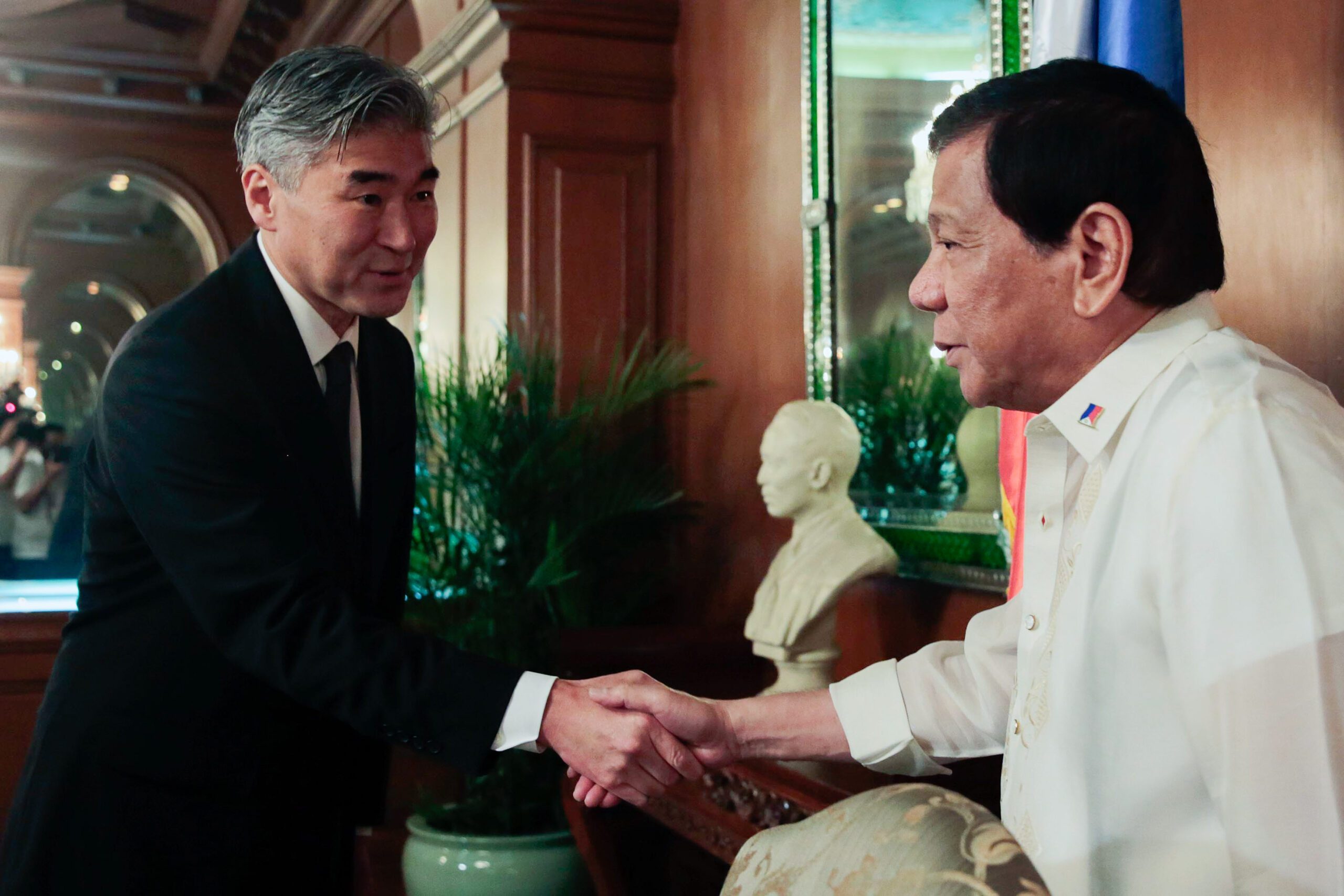 Duterte defends drug war in meeting with U.S. ambassador