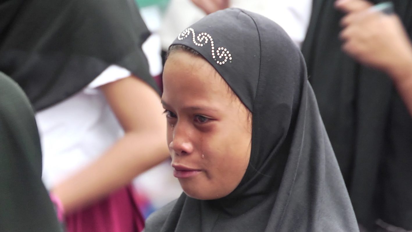 IN TEARS. Grade 3 student Nor-asiah Jutbamangarun is saddened by the destruction of Marawi City in months-long clashes between government troops and terrorists. 