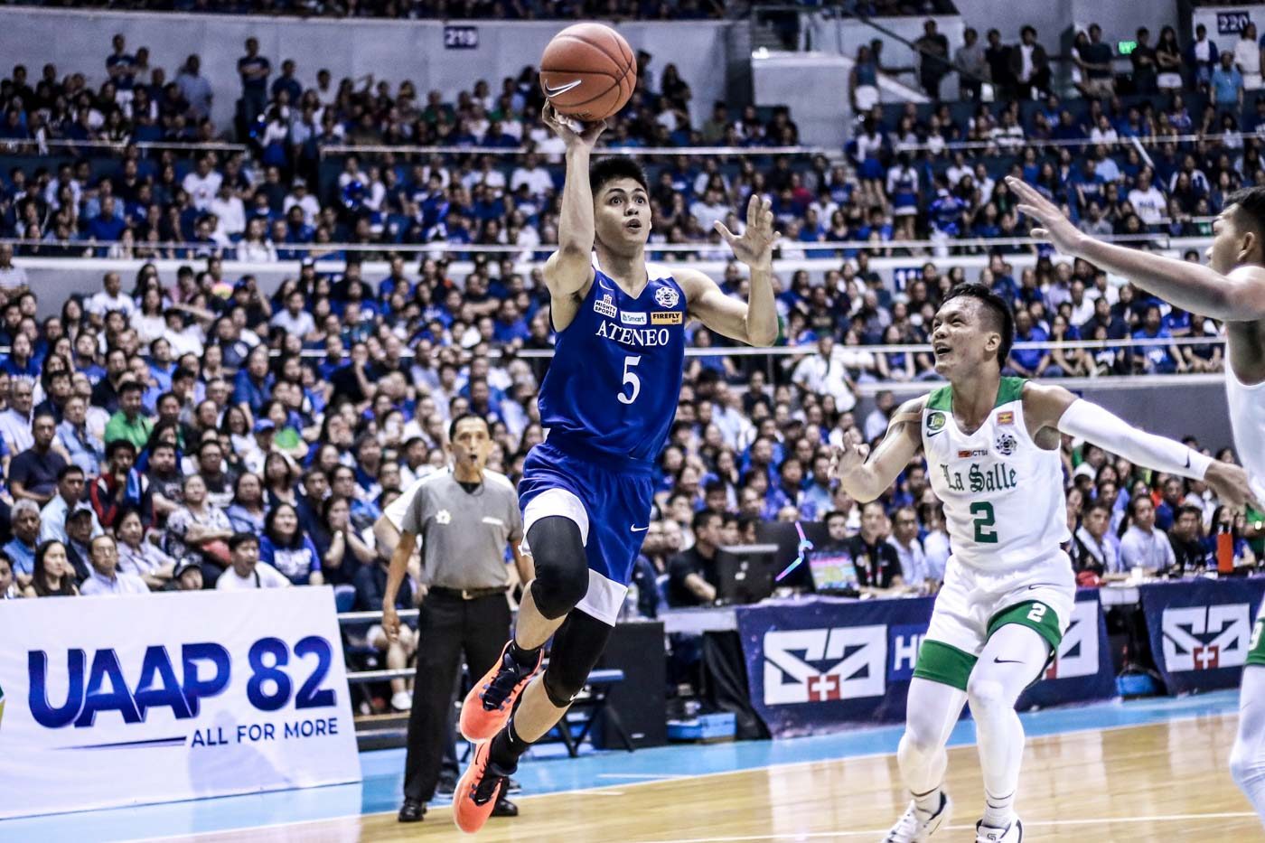 RIVALRY. The Araneta Coliseum has witnessed matches between Ateneo and La Salle for many seasons of the UAAP. File photo by Michael Gatpandan/Rappler 