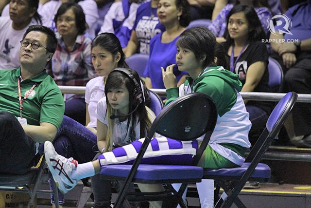 Injured DLSU team captian Ara Galang watches from the sidelines. Photo by Josh Albelda/Rappler 
