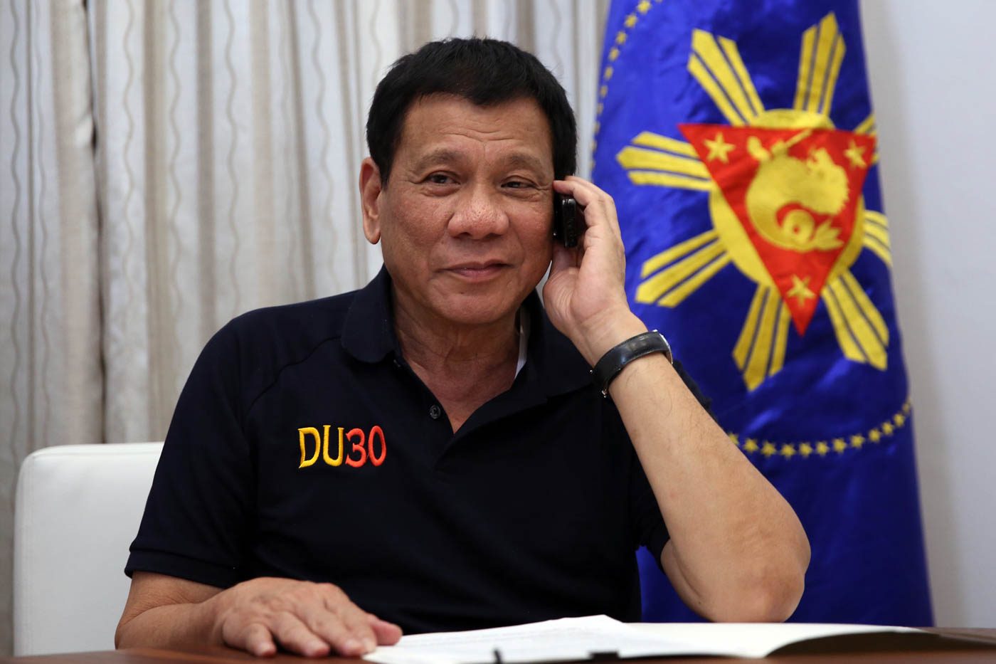 Duterte shares his struggles with smartphones, Viber