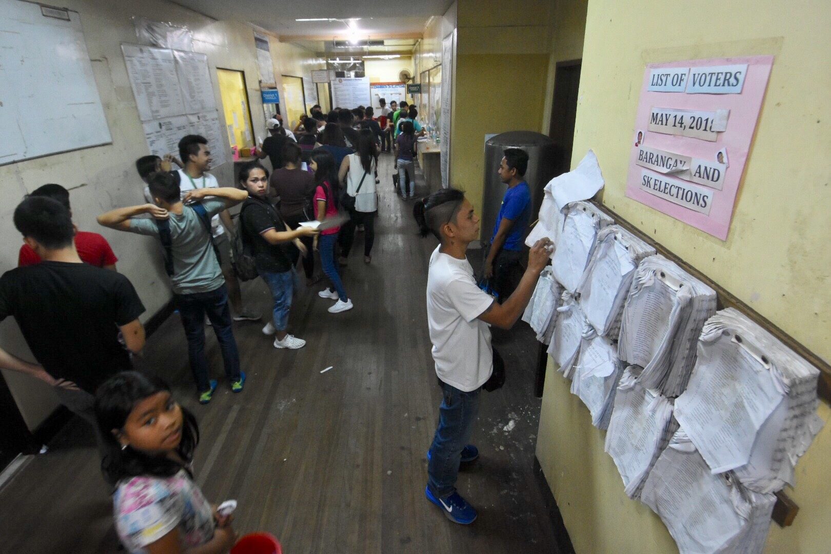 EXTENSION. Citing the 'low turnout' of aspirants filing certificates of candidacy for barangay and Sangguniang Kabataan posts, the Comelec have to extend the filing for another day. Photo by Angie de Silva/Rappler 
