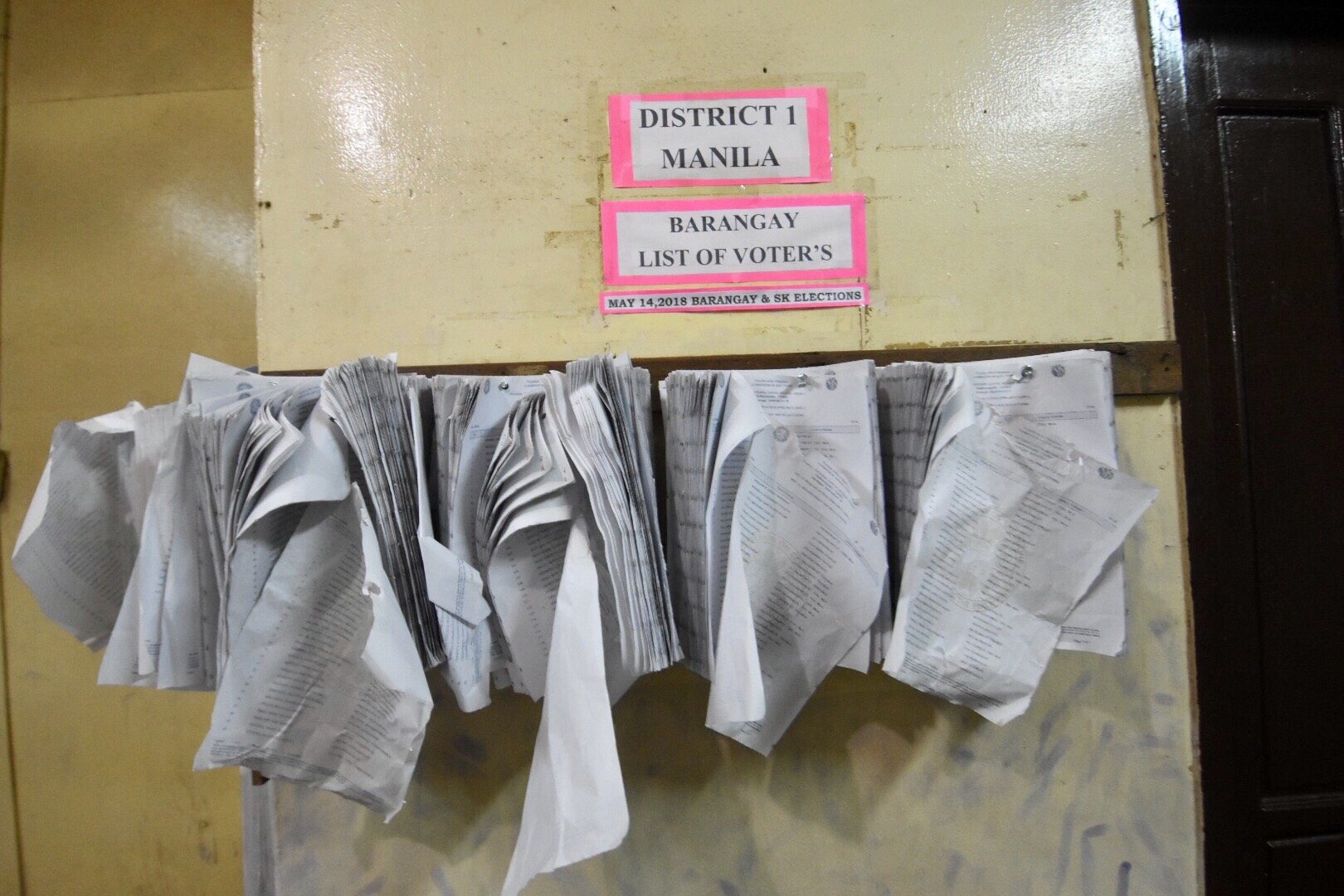 MANGLED. The voters list inside the Comelec office in Manila after aspiring bets file their certificates of candidacy on April 20, 2018 for the barangay and SK elections on May 14, 2018. Photo by Angie de Silva/Rappler  