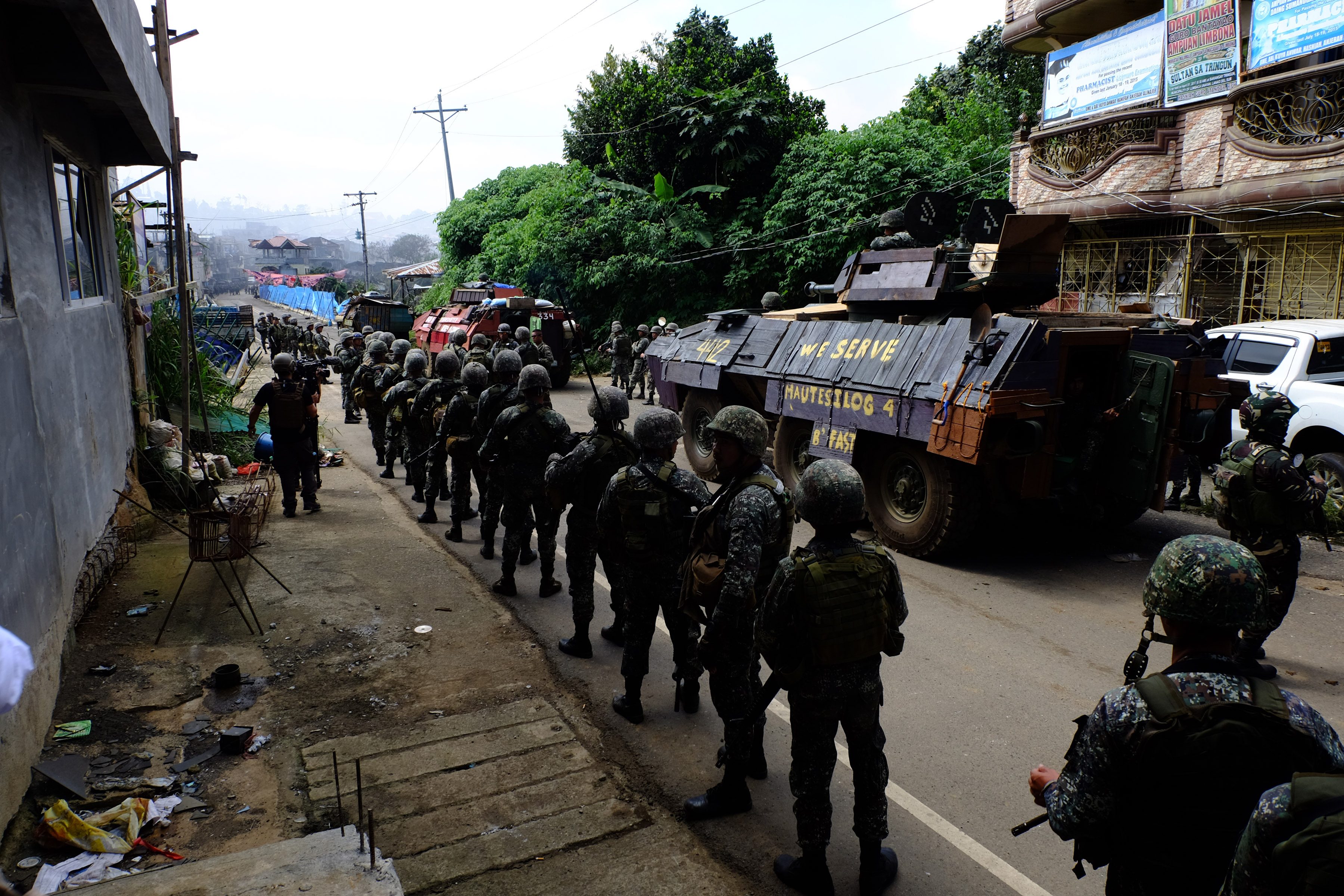 Philippine Marine soldiers line up as they prepare to cross the Mapandi Bridge in Marawi City on Wednesday, August 30, 2017. Photo by Bobby Lagsa/Rappler 