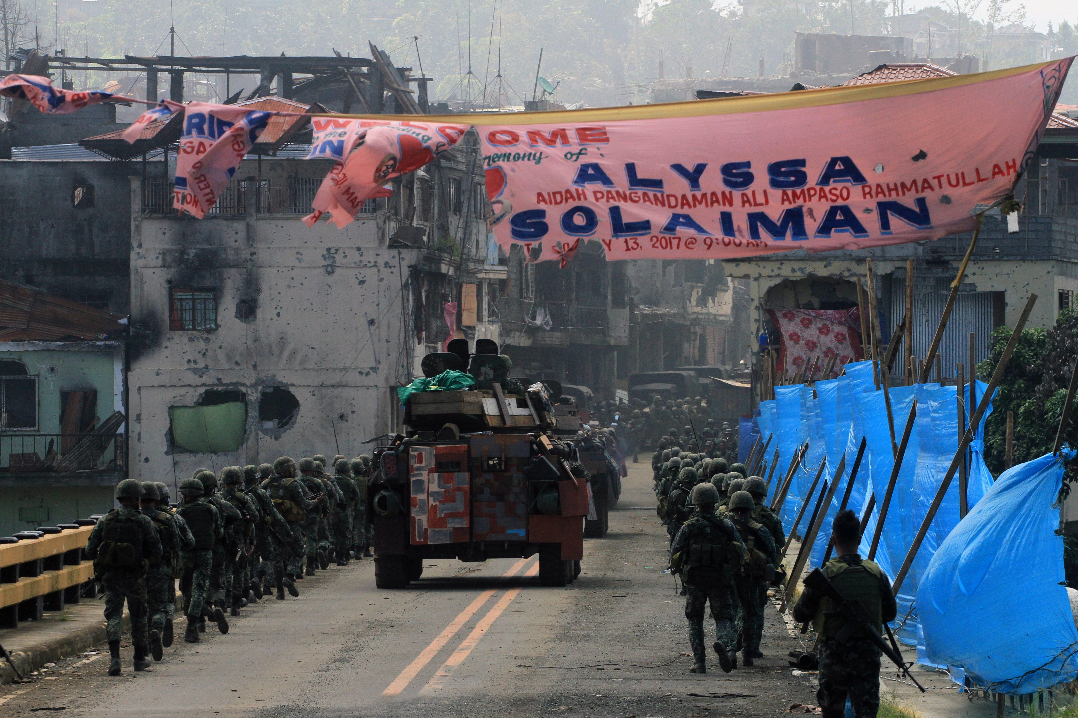 100 DAYS AFTER. Government troops cross the Mapandi Bridge in Marawi City to mark a significant win against local terrorist groups as the crisis reached its 100th day on August 30, 2017. Photo by Bobby Lagsa/Rappler   