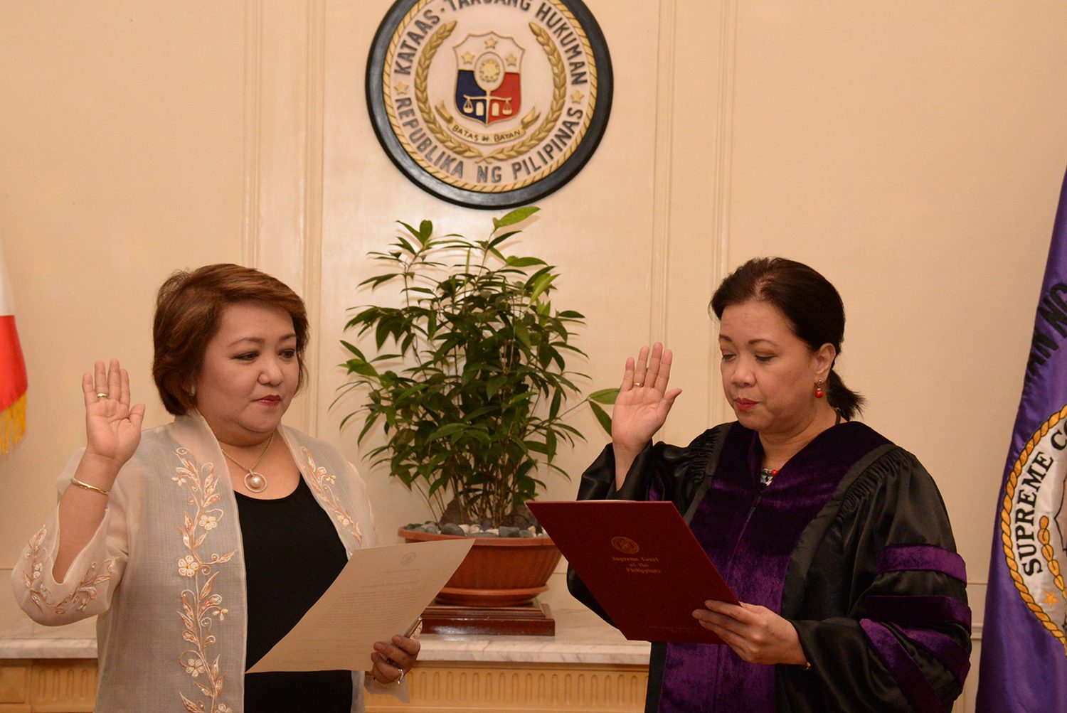 Sandiganbayan Associate Justice Ma. Theresa Mendoza-Arcega takes her oath before Supreme Court Chief Justice Maria Lourdes Sereno. 