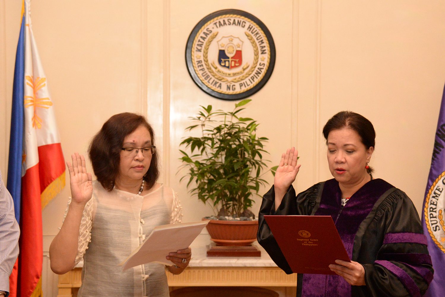 Sandiganbayan Associate Justice Geraldine Faith Econg takes her oath before Supreme Court Chief Justice Maria Lourdes Sereno.  