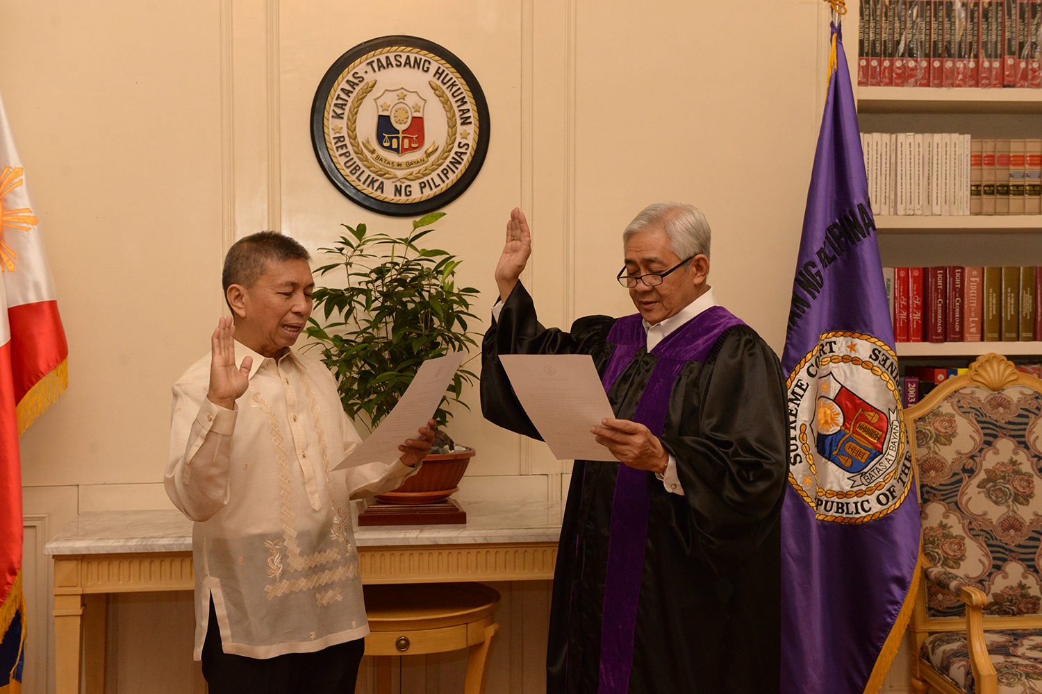 Sandiganbayan Associate Justice Reynaldo P. Cruz takes his oath before Justice Francis Jardeleza.  
